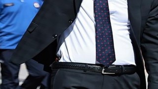 CHPli belediye başkanı kutlamalara belinde silahla katıldı