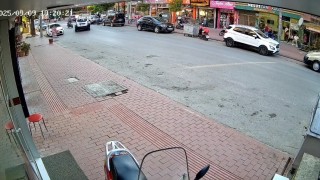 Cipe çarpan motosikletli metrelerce havaya savruldu: Kaza anı kamerada