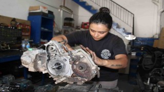 Çırak bulamayan eşine destek için başladı, motor ustası oldu