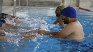 Cizrede 18-45 yaş arası vatandaşlara ücretsiz yüzme eğitimi