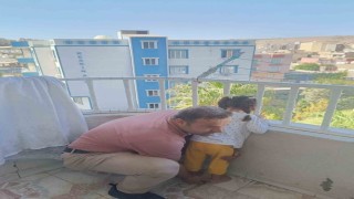 Cizrede kafası demir korkuluğuna sıkışan çocuğu itfaiye ekipleri kurtardı