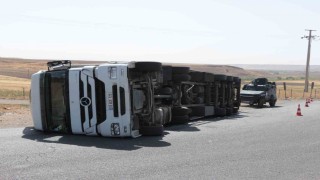 Cizrede virajı alamayan tır devrildi, sürücü yaralandı