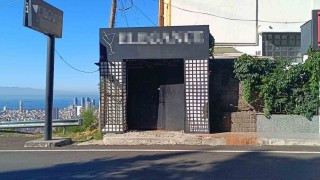 Çocuklarının gözü önünde babaya tokat atan şahsın iş yerine silahlı saldırı