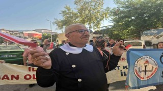 Çocuklarının yerine önlük giyen veliler, Okuma Haftasını sokaklarda kutladı