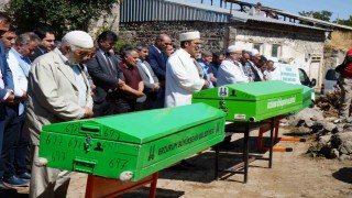 Çöken çatının altında kalan anne ve iki çocuğu toprağa verildi