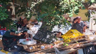 Çöp eve temizliğe gelen belediye ekiplerine zor anlar yaşattı