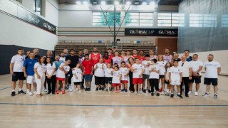 Corendon Turizm Grubu ve ZİÇEV çocukları, A. Efes antrenmanını ziyaret etti