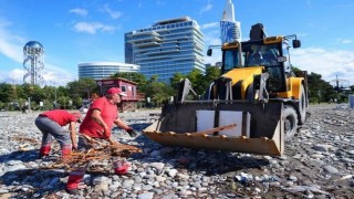 Çoruh Nehrinin getirdiği ağaç kütükleri Batum sahillerini doldurdu, Batumlular sahile akın etti
