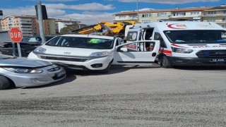 Çorumda 3 araç kavşakta çarpıştı: 2 yaralı