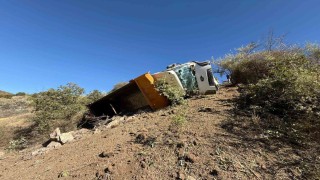 Çorumda freni boşalan hafriyat kamyonı şarampole devrildi: 1 yaralı