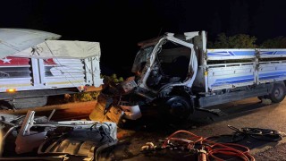 Çorumda kamyon tıra çarptı: Araçta sıkışan sürücü ağır yaralandı