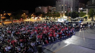 Çorumda yüzlerce vatandaş ellerindeki Türk bayraklarıyla ‘12 Dev Adamı destekledi