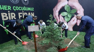 Cumhurbaşkanı Erdoğan, öğrencilerle fidan dikti