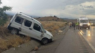 D-100de hafif ticari araç refüje çarptı: 1 ölü, 4 yaralı