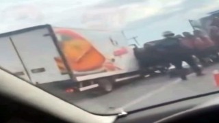 D-100de kontrolden çıkan kamyonet bariyerlere çarptı: 2 yaralı