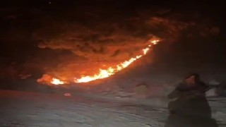 Dağdan yuvarlanan alevli kütük yangının büyümesine neden oldu