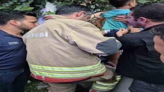 Demir korkuluklara sıkışan çocuk kurtarıldı