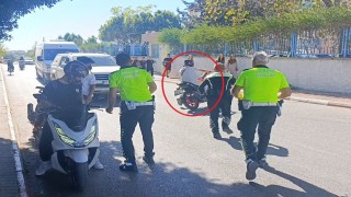 Denetime takılan motosikletli polisin arkasını dönmesini fırsat bilip U dönüşü yaparak kaçtı