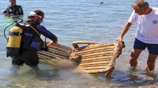 Denizden çıkanlar pes dedirtti:  Tekne parçası, şezlong ve araç lastiği çıktı