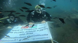 Denizin dibinde Filistin bayrağı açtılar