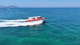 Denizin ortasından kıyıya umut taşıyorlar