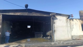 Depoda çıkan yangında 2 traktör, ev ve gübreler yandı