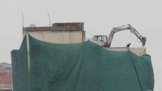 Deprem riski taşıyan eski yurt binasının yıkımına başlandı