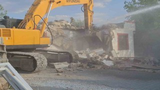 Depreme etkilenen orta hasarlı yapıların yıkımına başlandı