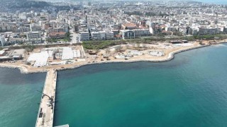 Depremle birlikte  80 santimetre kaymanın yaşandığı İskenderun sahili yeniden hayat buluyor