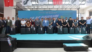 Depremzede öğrencilerin üniversite yolundaki ilk biletlerini ve bavullarını Hatay Büyükşehir Belediyesi hediye etti