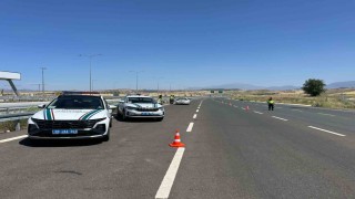 Dinlenme tesisinde unuttuğu arkadaşını almak için ters yönde ilerleyip trafiği tehlikeye attı