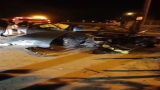 Direksiyon hakimiyetini kaybetti önce eve sonra direğe çarptı: 1i ağır 3 yaralı