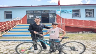 Diyadinde başarılı öğrenciye bisiklet hediyesi