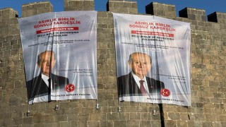 Diyarbakır surlarına Bahçelinin posterleri asıldı