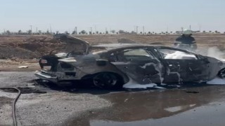 Diyarbakırda alev topuna dönen otomobil itfaiye ekiplerince söndürüldü