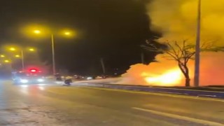 Diyarbakırda alevlere teslim olan otomobilin sürücüsü yaralandı