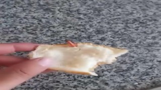 Diyarbakırda ekmeğin içinden kablo çıktı