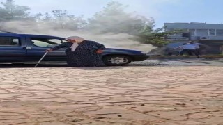 Diyarbakırda faciadan dönüldü: Seyir halindeki araba, yaşlı kadın içindeyken alev aldı