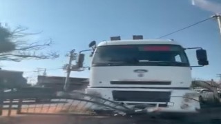 Diyarbakırda freni boşalan tır, refüje çıktı