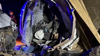 Diyarbakırda iki kamyonet çarpıştı: 2 ölü, 1 yaralı