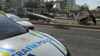 Diyarbakırda iki otomobil çarpıştı: 1 yaralı