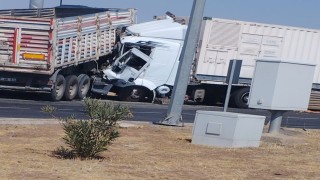 Diyarbakırda iki tır çarpıştı: 2 yaralı