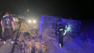 Diyarbakırda lastiği patlayan kamyonet yoldan çıktı: 1 yaralı