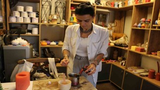 Doğal malzemelerle ürettiği mumlar turistlerin gözdesi oldu