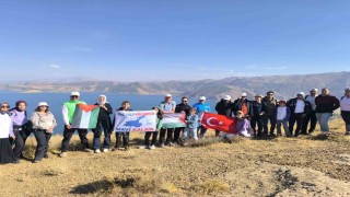 Doğaseverler Van Gölü için 8 kilometre yürüdü