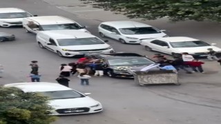 Düğün konvoyunun önünü çöp konteyneri ile kestiler, zarfı alınca yol verdiler