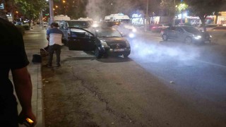 Duman yükselen otomobil alev almadan söndürüldü