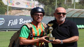 Dünya üçüncülüğü kupası ile Alanyaspor tesislerine paraşütle indi, Kupayı Başkan Çavuşoğluna takdim etti