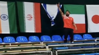 Dünya üçüncüsü oldu, soykırıma tepki göstermek için İsrail bayrağını düğümledi