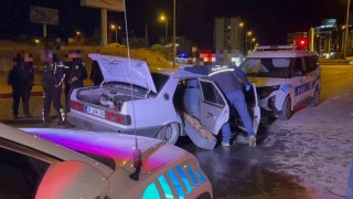 Dur ihtarına uymayan otomobil sürücüsü polis otosuna çarptı: 2 polis memuru yaralı